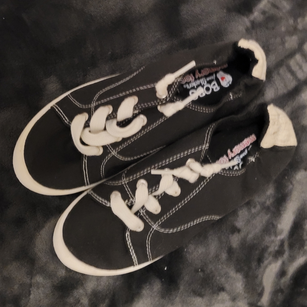 Tennis shoes